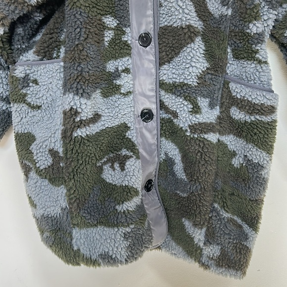 American Eagle Outfitters Camo Sherpa coat xl - Picture 5 of 11